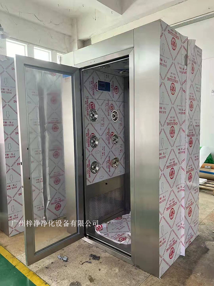 風(fēng)淋室的主要功能是通過高速氣流將塵埃和污物吹離工作人員的衣物和身體，從而確保進(jìn)入潔凈室的環(huán)境符合規(guī)定的潔凈度標(biāo)準(zhǔn)。