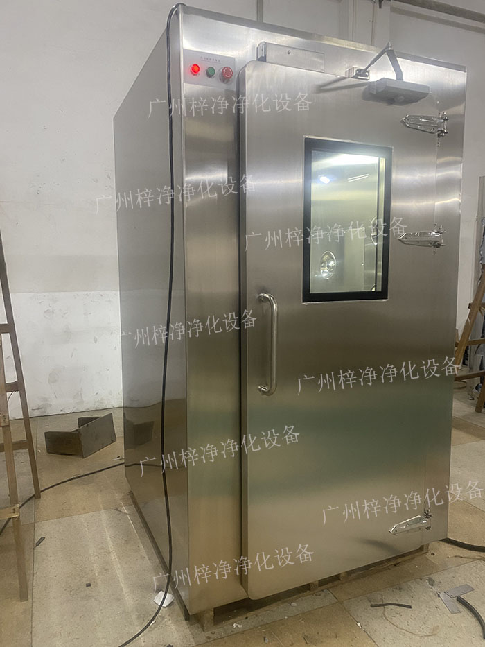 高端滿焊風(fēng)淋室采用滿焊接工藝，無縫連接，防止塵埃進(jìn)入，確保潔凈室的空氣質(zhì)量。