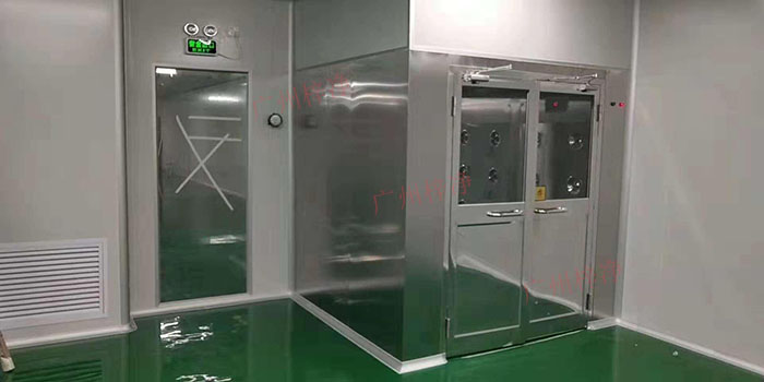 對于風(fēng)淋室，通常安裝在人員進(jìn)出潔凈室的主要通道上