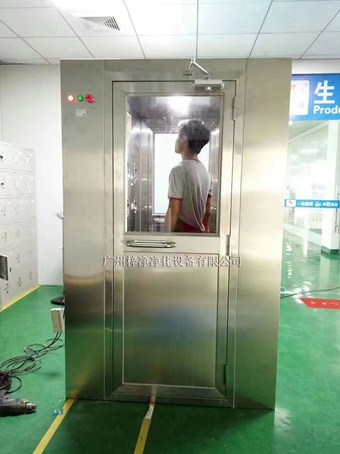 風(fēng)淋室和貨淋室通常配備有集塵設(shè)備，如高效過濾器、吸塵器等。吹淋過程中脫落的灰塵和雜質(zhì)會被這些設(shè)備收集。