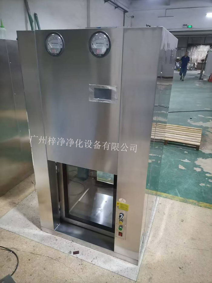 傳遞窗是一種用于潔凈室內(nèi)部或潔凈室與外界之間傳遞物品的設(shè)備，可以防止外部污染進(jìn)入潔凈室。